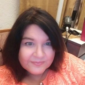 Meet your Posher, Debbie